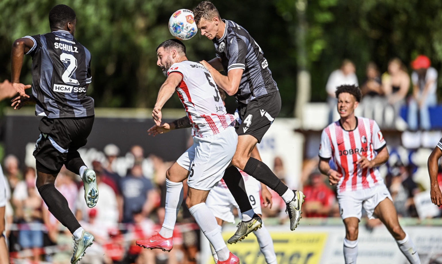 Kopfballduell beim Testspiel SC Freiburg gegen SV Sandhausen in Oberschopfheim.